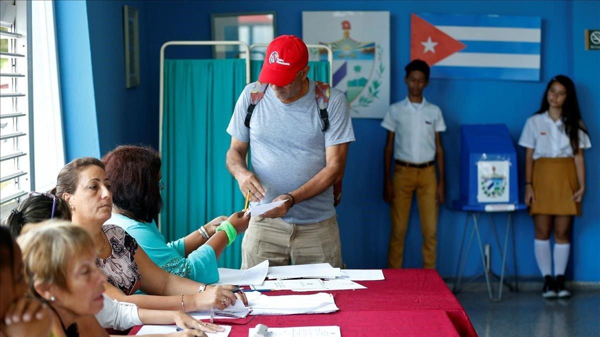 Un elector deposita su voto el domingo en un colegio electoral de La Habana.