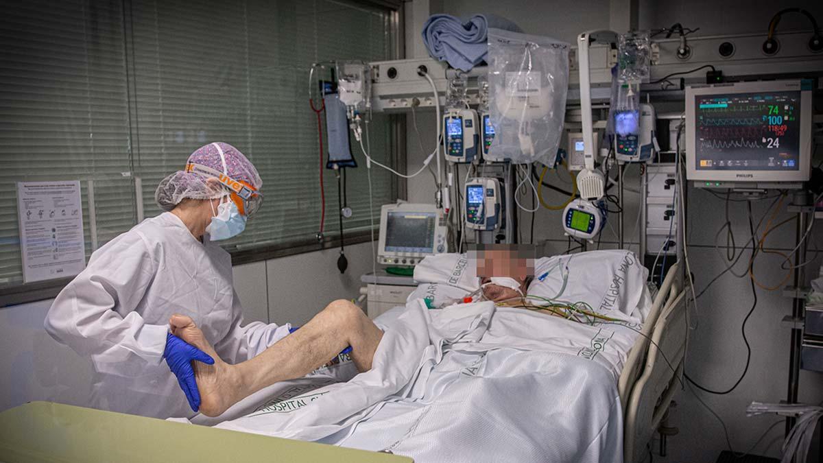 Un paciente es atendido en la uci del Hospital Clínic de Barcelona.