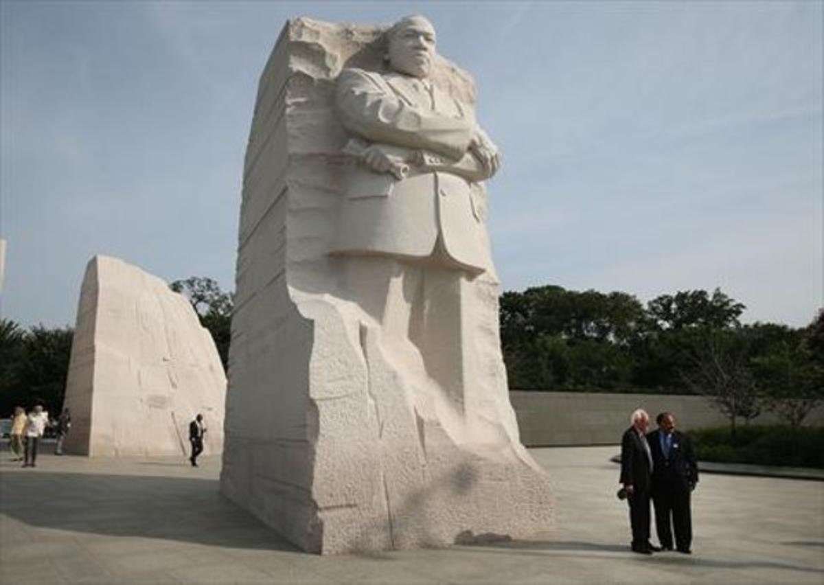 Pétreo 8 Martin Luther King III y el senador Bernie Sanders, ante el monumento a King en Washington, ayer.
