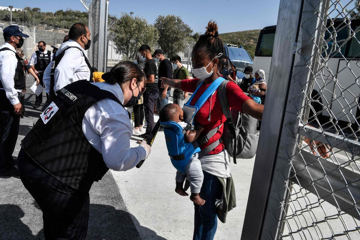 Una refugiadas con su bebé es escaneada a su entrada a un campo en la isla griega de Samos, el pasado mes de septiembre.