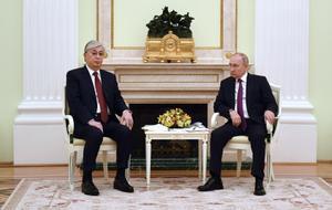 El presidente de Kazajistán, Kassym-Jomart Tokayev, se reúne con su homólogo ruso, Vladímir Putin, el pasado 28 de noviembre en el Kremlin.