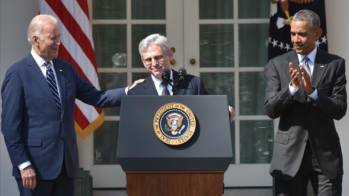 El juez Merrick Garland en marzo del 2016 en la Casa Blanca junto al entonces presidente Barack Obama y el vicepresidente Joe Biden , el día que que fue nominado para formar parte del Tribunal Supremo.