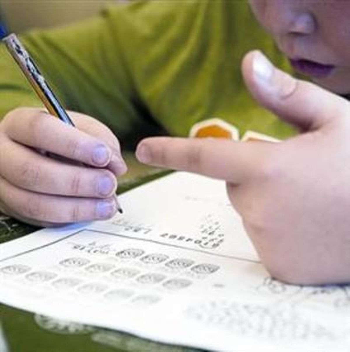 Repaso 8Un estudiante hace ejercicios de matemáticas en la biblioteca. Repaso 8Un estudiante hace ejercicios de matemáticas en la biblioteca.