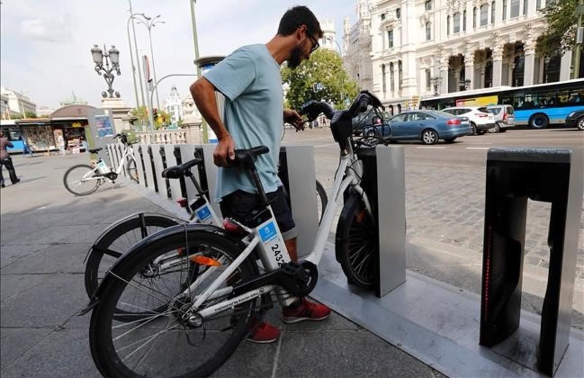Madrid 'desprivatiza' el 'bicing' por su mal funcionamiento Madrid 'desprivatiza' el 'bicing' por su mal funcionamiento
