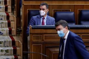 El presidente del Gobierno, Pedro Sánchez, ante el portavoz del PNV en el Congreso, Aitor Esteban, durante el debate de los Presupuestos de 2022, el pasado 4 de noviembre de 2021 en la Cámara baja.
