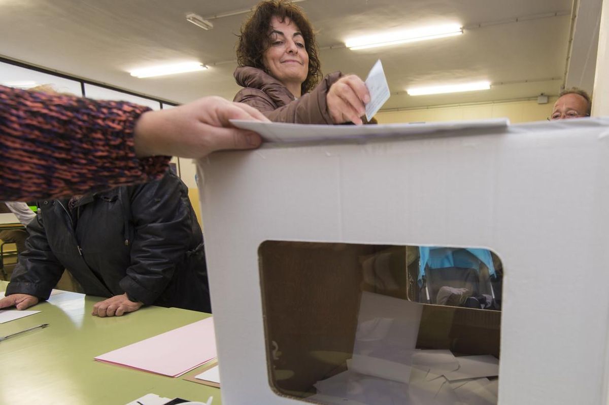 Una mujer participa en la consulta del 9-N. Una mujer participa en la consulta del 9-N.