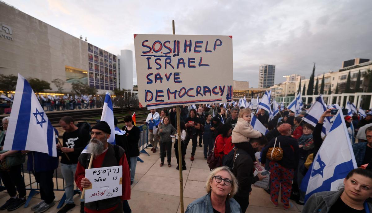 Manifestantes protestan en Tel Aviv (Israel) contra la reforma judicial de Netanyahu.