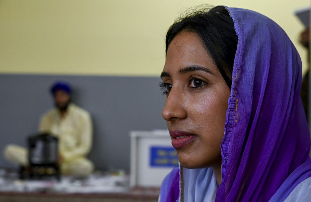 Manu Kaur, joven de familia india singh que vive en Badalona, rezando en el templo singh en Badalon Manu Kaur, joven de familia india singh que vive en Badalona, rezando en el templo singh en Badalon