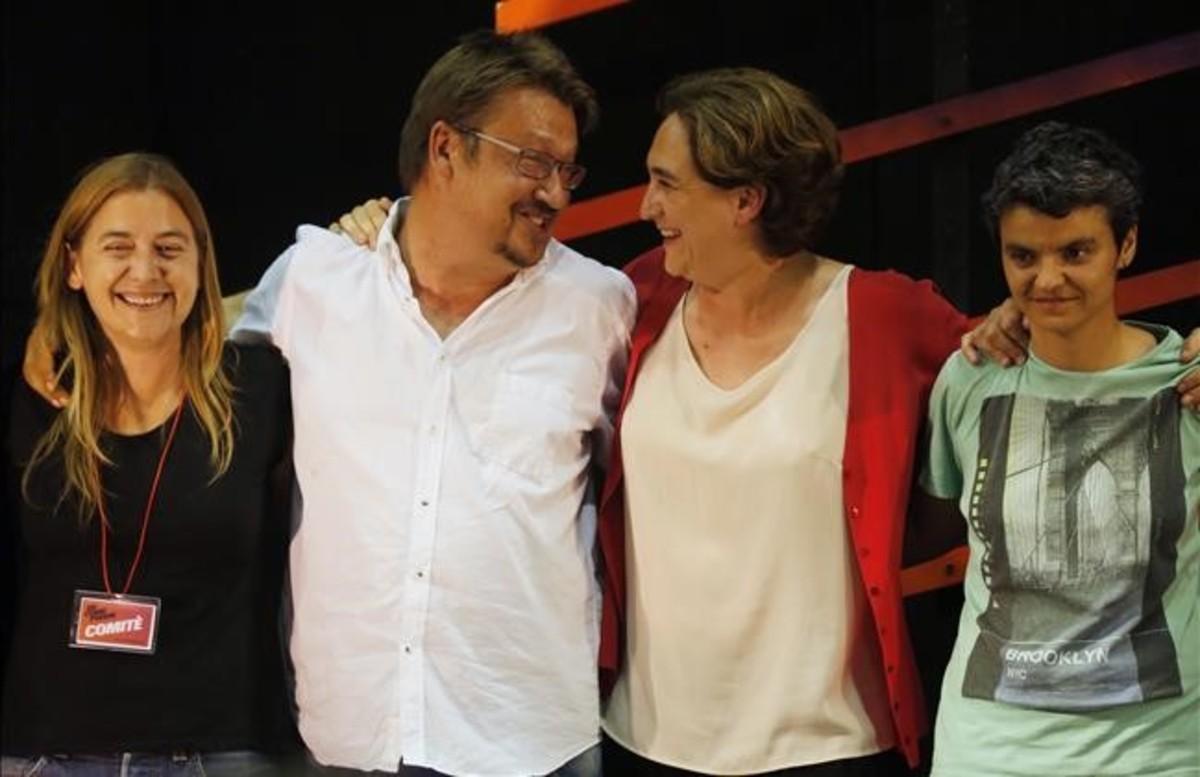 Xavier Domènech y Ada Colau, en el centro, en un acto de campaña. Xavier Domènech y Ada Colau, en el centro, en un acto de campaña.