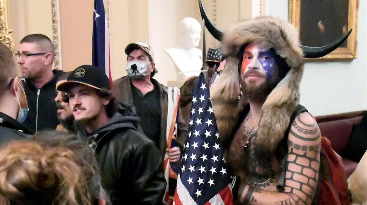 El hombre vestido de bisonte que irrumpió en el Capitolio pide el perdón de  Trump