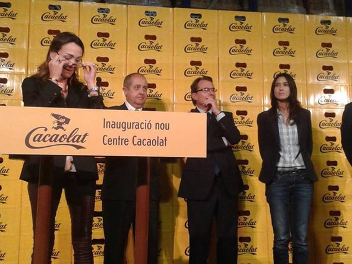 La alcaldesa Nuria Parlon este martes durante el acto de inauguración de la nueva planta de Cacaolat en Santa Coloma, junto al president Mas. La alcaldesa Nuria Parlon este martes durante el acto de inauguración de la nueva planta de Cacaolat en Santa Coloma, junto al president Mas.