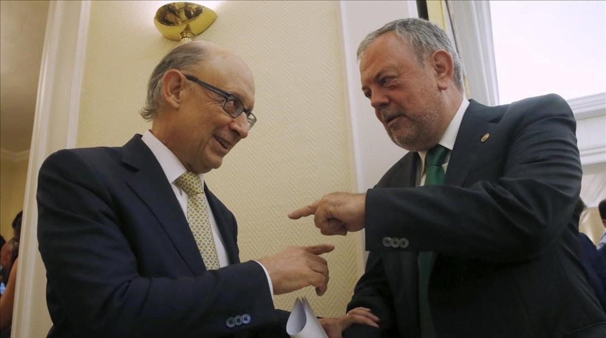 El ministro de Hacienda, Cristobal Montoro, y el consejero de Hacienda vasco, Pedro Azpiazu, tras ratificar el acuerdo sobre el cupo vasco en julio.
