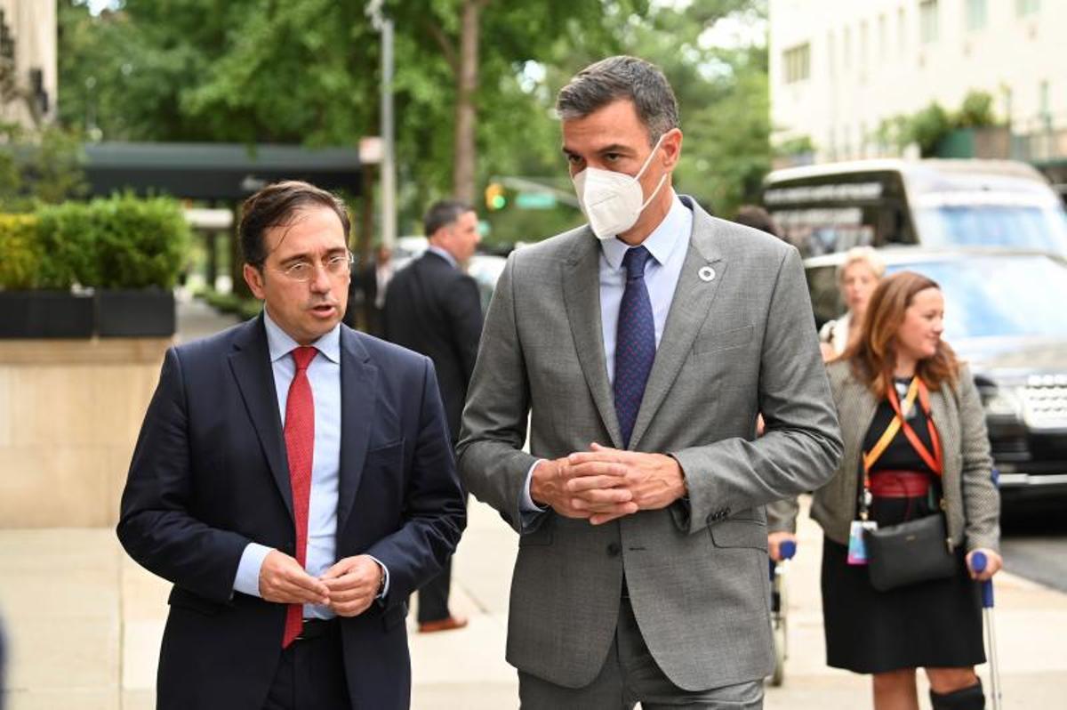 El presidente del Gobierno, Pedro Sánchez, conversa con su ministro de Exteriores, José Manuel Albares, en el exterior de la residencia del embajador español ante la ONU, en el Upper East Side de Nueva York, este 22 de septiembre de 2021.