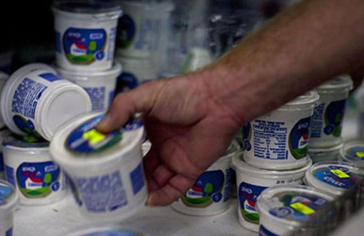 Un consumidor coge un recipiente de requesón en un supermercado de Jerusalén. Un consumidor coge un recipiente de requesón en un supermercado de Jerusalén.