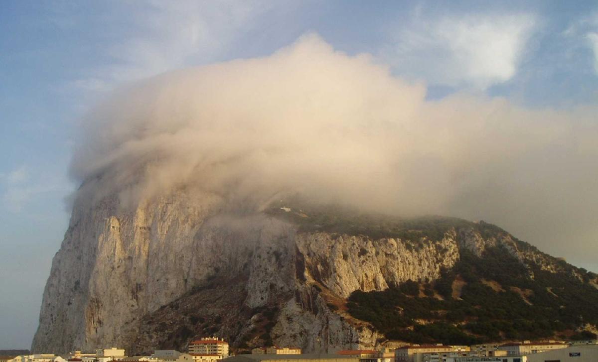 La nube de levante, el fenómeno que parece envolver en llamas el peñón de Gibraltar