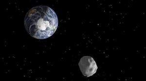 Imagen de una recreación distribuida por la NASA en febrero de 2013 que representa el paso del asteroide ’2012 DA14’ a través del sistema Tierra-Luna.
