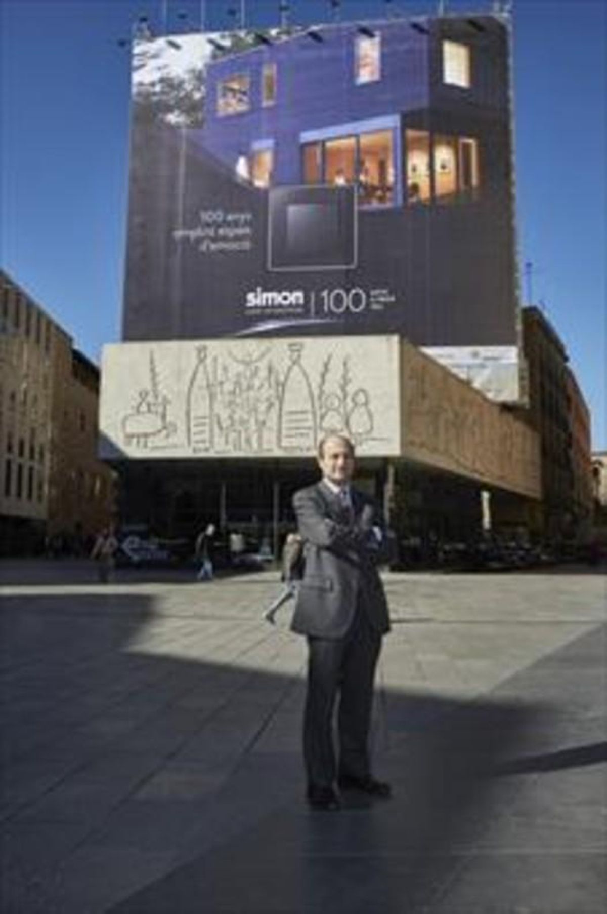 Luis Lopezbarrena, delante de un mural de los 100 años de Simon. Luis Lopezbarrena, delante de un mural de los 100 años de Simon.
