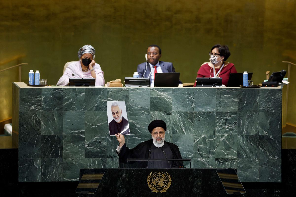 El presidente iraní, Ebrahim Raisí, sostiene una foto de Qasem Soleimani, el general asesinado por un dron de EEUU, este miércoles en la asamblea general de la ONU. El presidente iraní, Ebrahim Raisí, sostiene una foto de Qasem Soleimani, el general asesinado por un dron de EEUU, este miércoles en la asamblea general de la ONU.