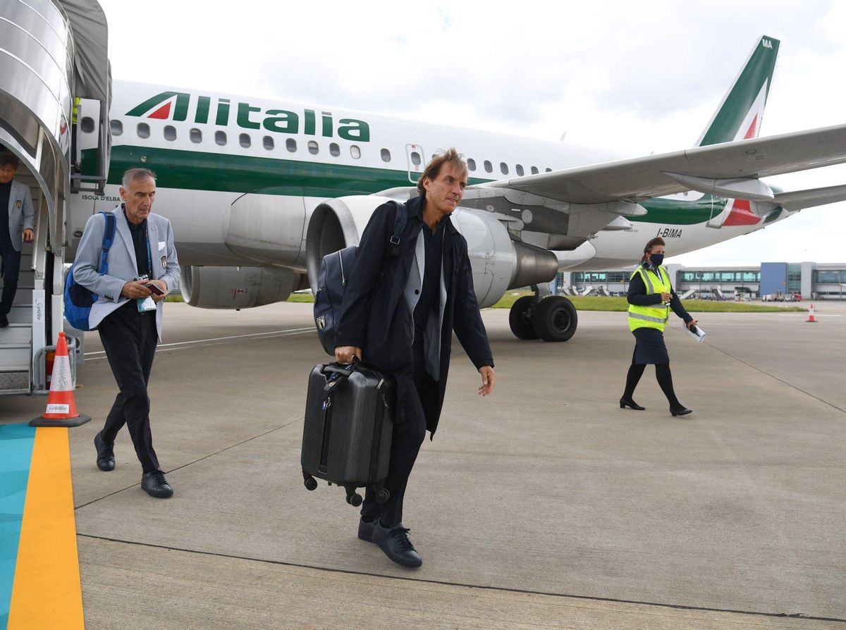Mancini, a su llegada al aeropuerto de Londres. Mancini, a su llegada al aeropuerto de Londres.