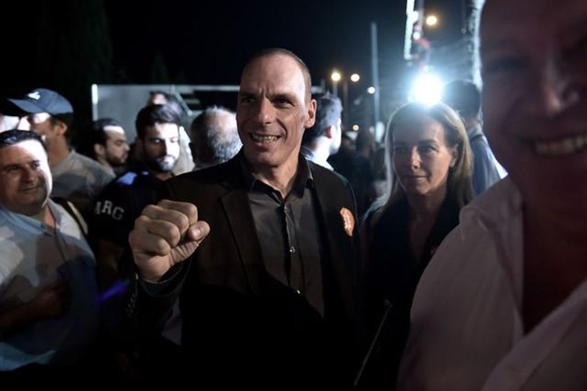 El ministro de Finanzas griego, Yanis Varoufakis, durante la manifestación por el ’no’ este viernes en la plaza Sintagma de Atenas. El ministro de Finanzas griego, Yanis Varoufakis, durante la manifestación por el ’no’ este viernes en la plaza Sintagma de Atenas.