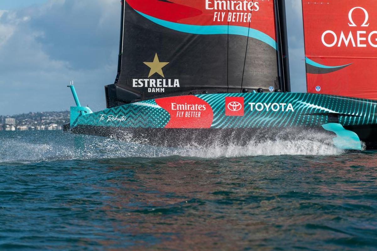 El AC75 ’Te Rehutai’ del equipo Emirates New Zealand entrena en las costa neozelandesa de Auckland, a finales de mayo.