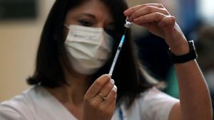 Una sanitaria se dispone a administrar una vacuna contra el covid en un hospital de Tel Aviv.