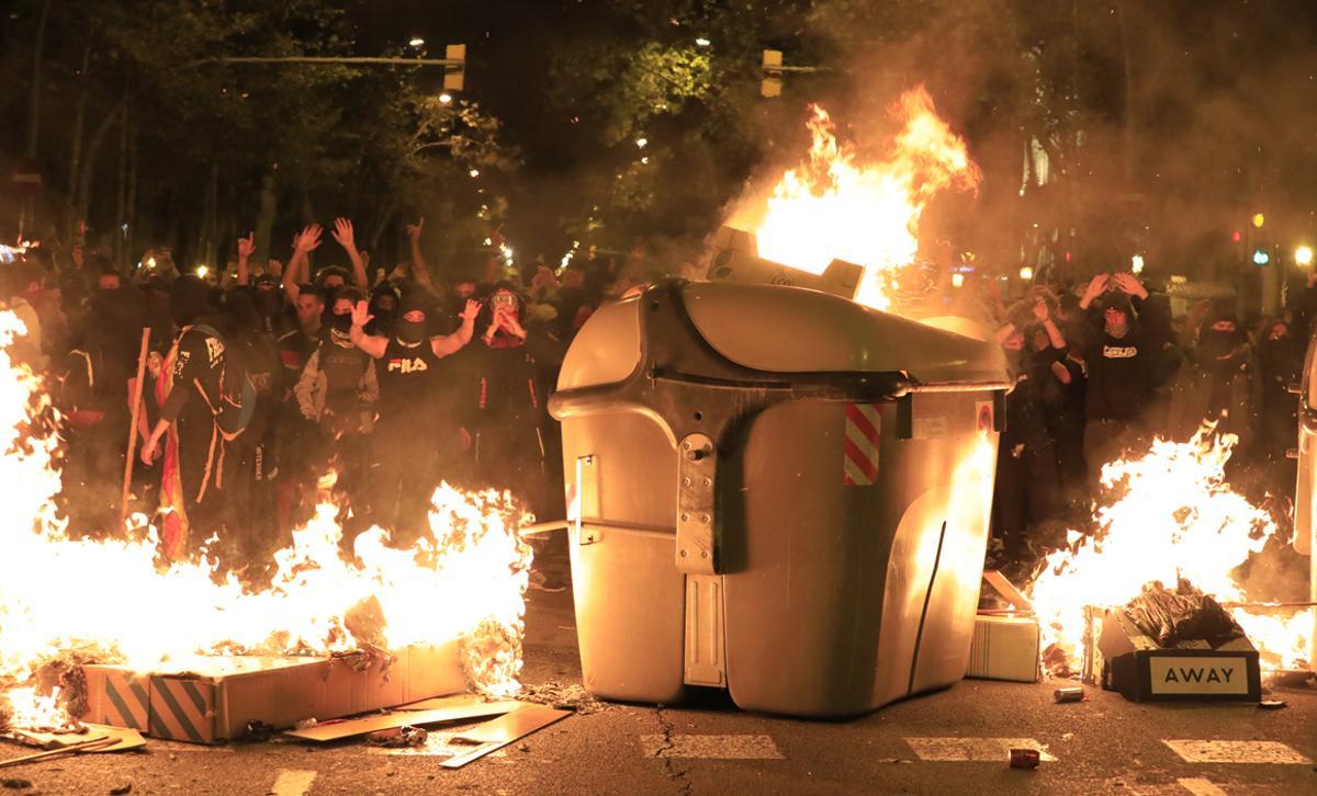 Un grupo de manifestantes convocados por los CDR queman un contenedor en la calle de Marina para mostrar su rechazo a la sentencia del ’procés’, en octubre de 2019. 
