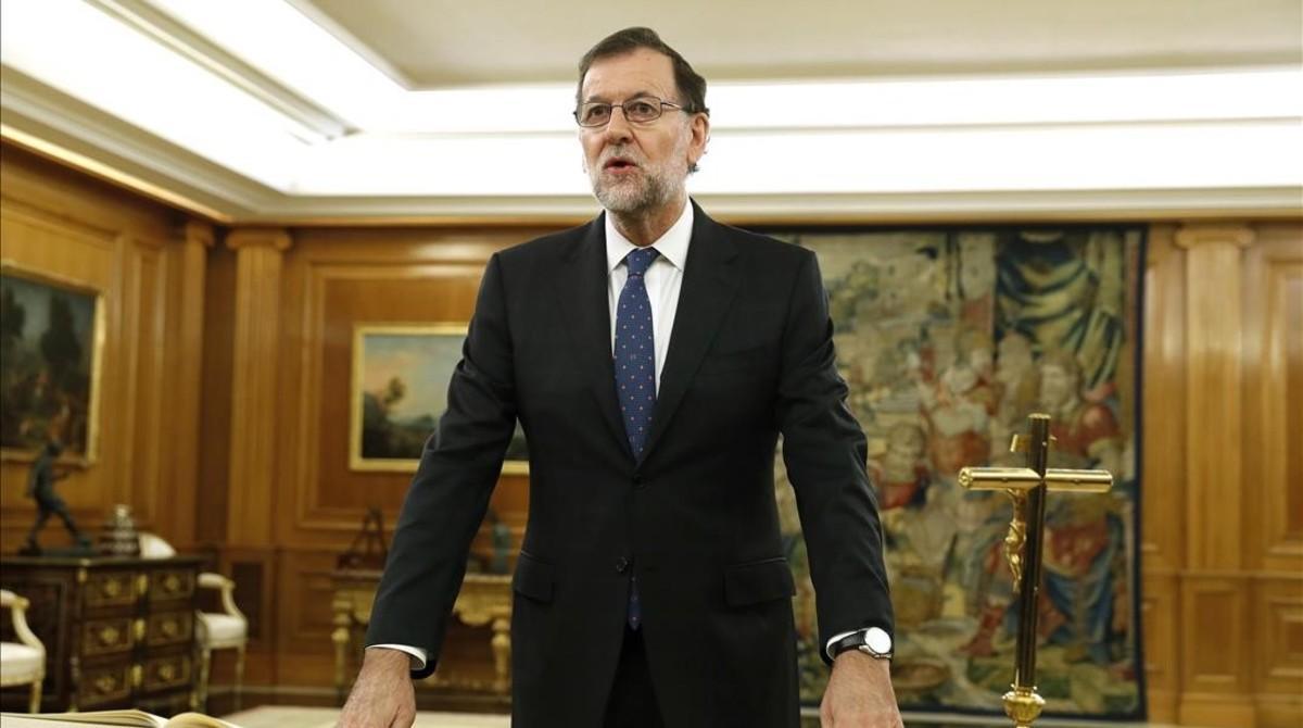 Rajoy, frente a un crucifijo, durante su toma de posesión como presidente, el pasado 31 de octubre en el palacio de la Zarzuela. 