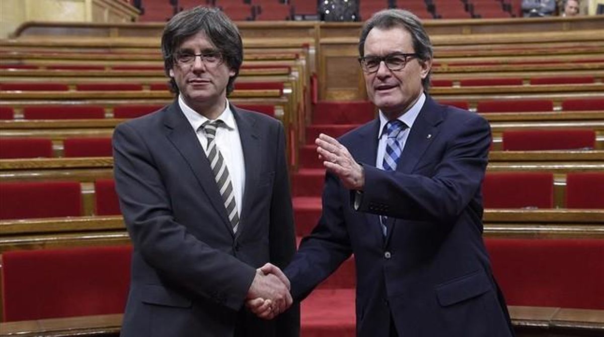 Imagen de archivo de Artur Mas y Carles Puigdemont, tras la investidura del segundo. Imagen de archivo de Artur Mas y Carles Puigdemont, tras la investidura del segundo.