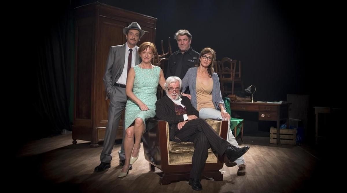 El equipo. De izquierda a derecha, Ramon Madaula, Rosa Renom, Lluís Marco (en la butaca), Pere Arquillué, y la directora, Sílvia Munt. El equipo. De izquierda a derecha, Ramon Madaula, Rosa Renom, Lluís Marco (en la butaca), Pere Arquillué, y la directora, Sílvia Munt.