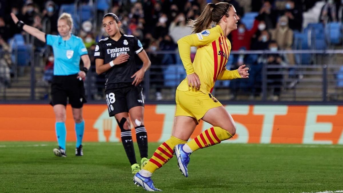 Alexia Putellas celebra su gol ante la madridista Lucía.