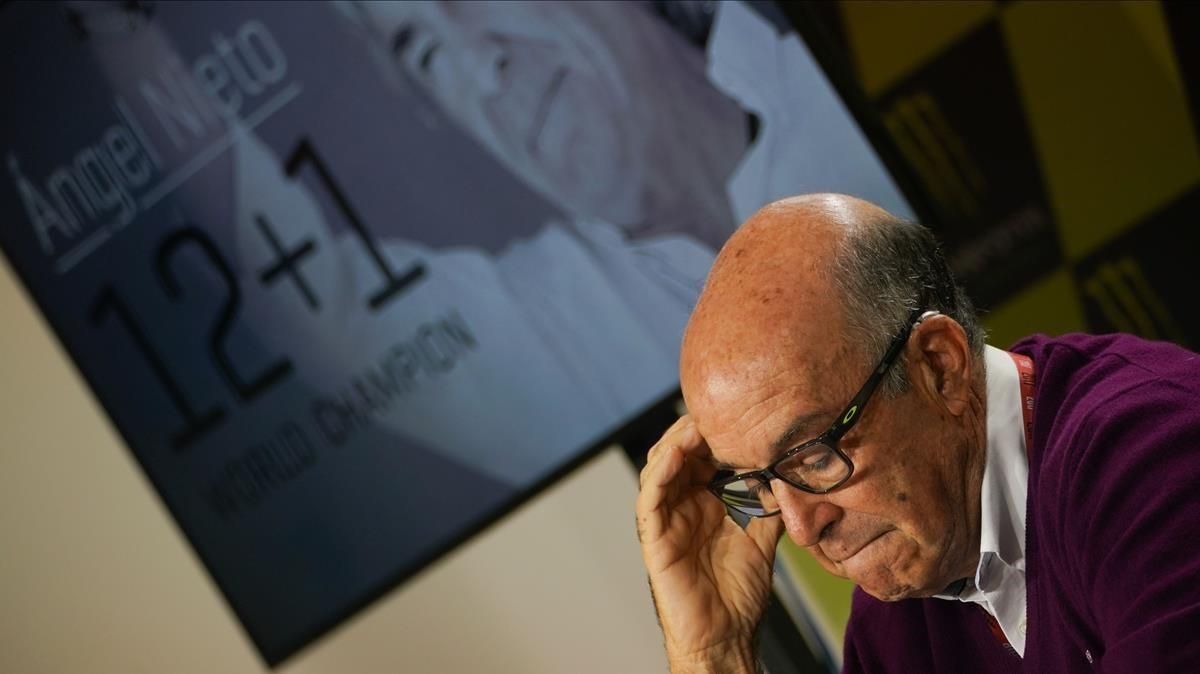 Carmelo Ezpeleta, máximo responsable del Mundial, no puede contener las lágrimas al anunciar el homenaje del campeonato a su querido campeón. Carmelo Ezpeleta, máximo responsable del Mundial, no puede contener las lágrimas al anunciar el homenaje del campeonato a su querido campeón.
