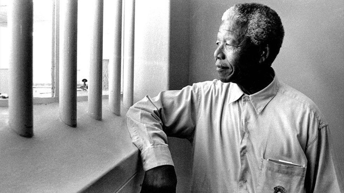La mítica foto de Mandela revisitando su celda, donde estuvo preso 27 años.