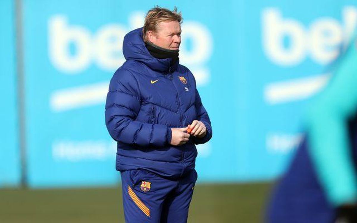Koeman, en el entrenamiento del Barça en la ciudad deportiva. Koeman, en el entrenamiento del Barça en la ciudad deportiva.