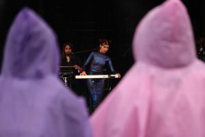 Dos jóvenes con capelina asisten al concierto de Marina Herlop al Festival Embassa’t de Sabadell 