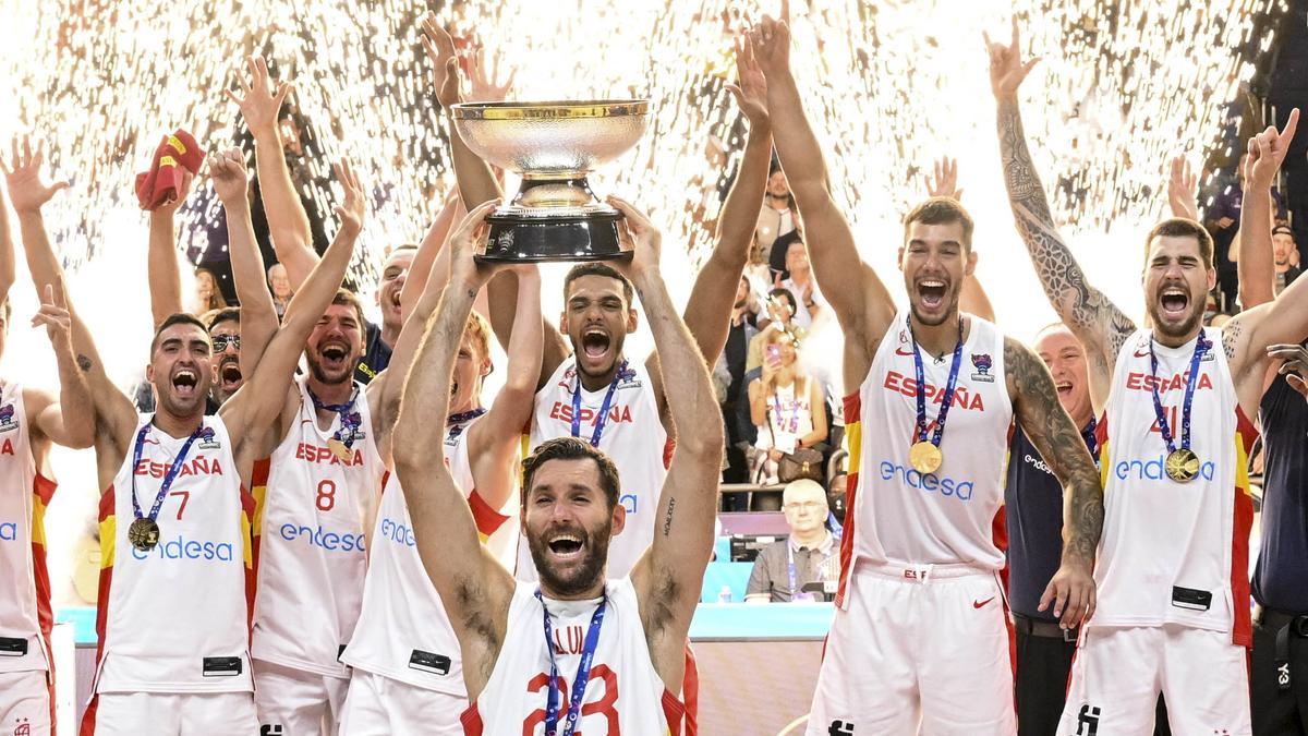 Los jugadores de la selección española celebran con el trofeo tras ganar el FIBA EuroBasket 2022