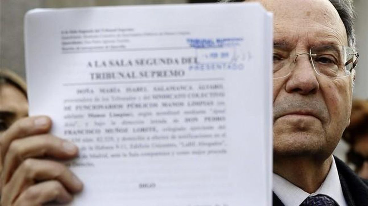 El secretario general de Manos Limpias, Miguel Bernard, con una copia de la querella que ha presentado este miércoles ante el Supremo contra Pablo Iglesias. El secretario general de Manos Limpias, Miguel Bernard, con una copia de la querella que ha presentado este miércoles ante el Supremo contra Pablo Iglesias.