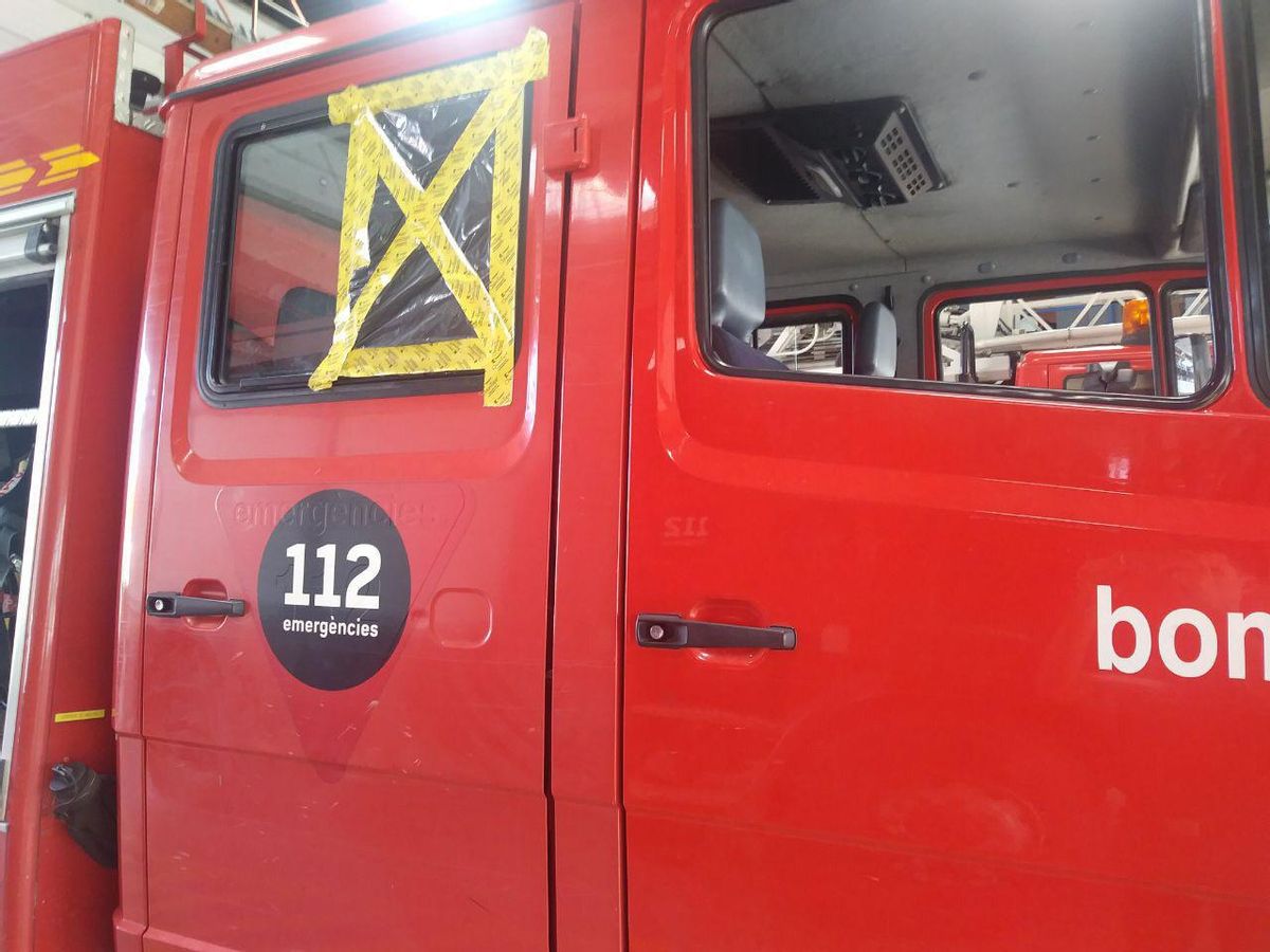 Un camión de bomberos. Un camión de bomberos.