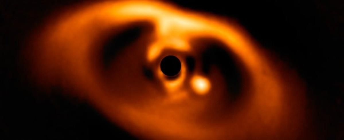 La espectacular imagen ha sido captada por el Very Large Telescope de ESO y corresponde a la primera imagen clara de un planeta en formación alrededor de una estrella enana La espectacular imagen ha sido captada por el Very Large Telescope de ESO y corresponde a la primera imagen clara de un planeta en formación alrededor de una estrella enana