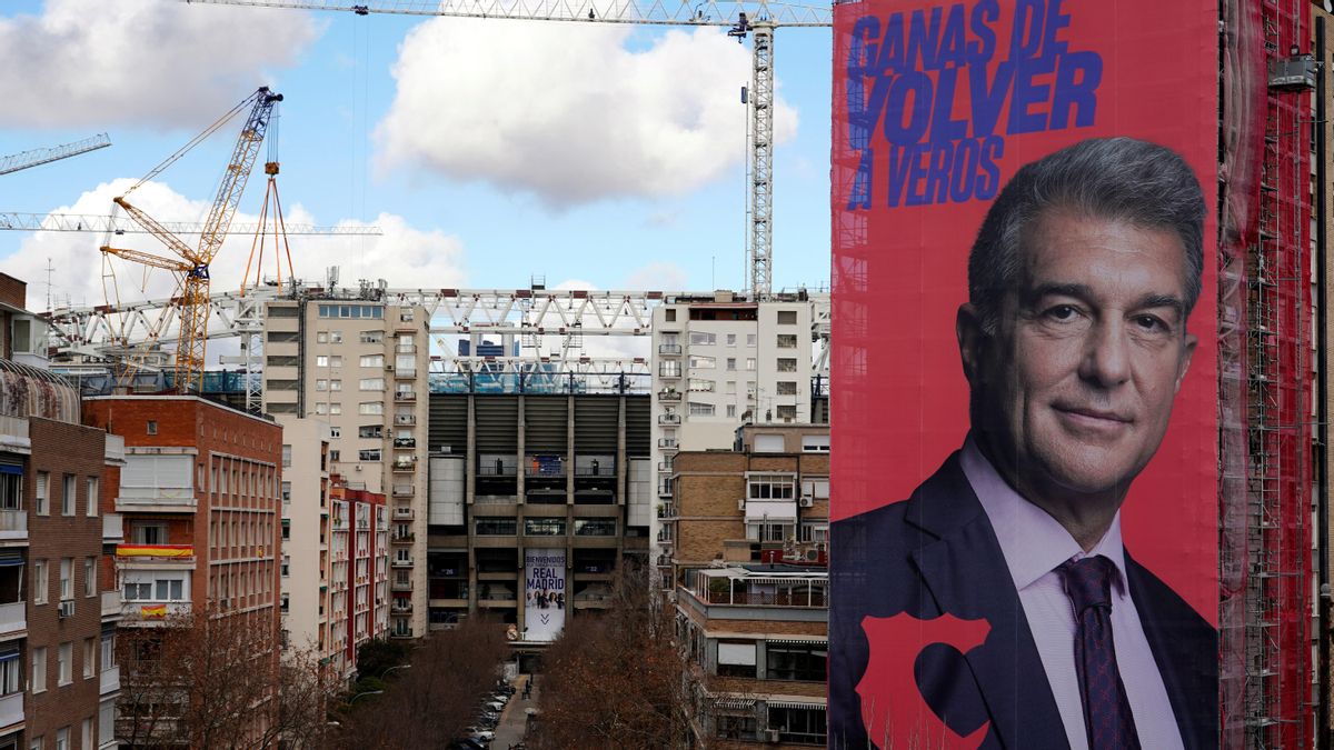 Laporta trosseja la lona per a finalitats solidàries Laporta trosseja la lona per a finalitats solidàries