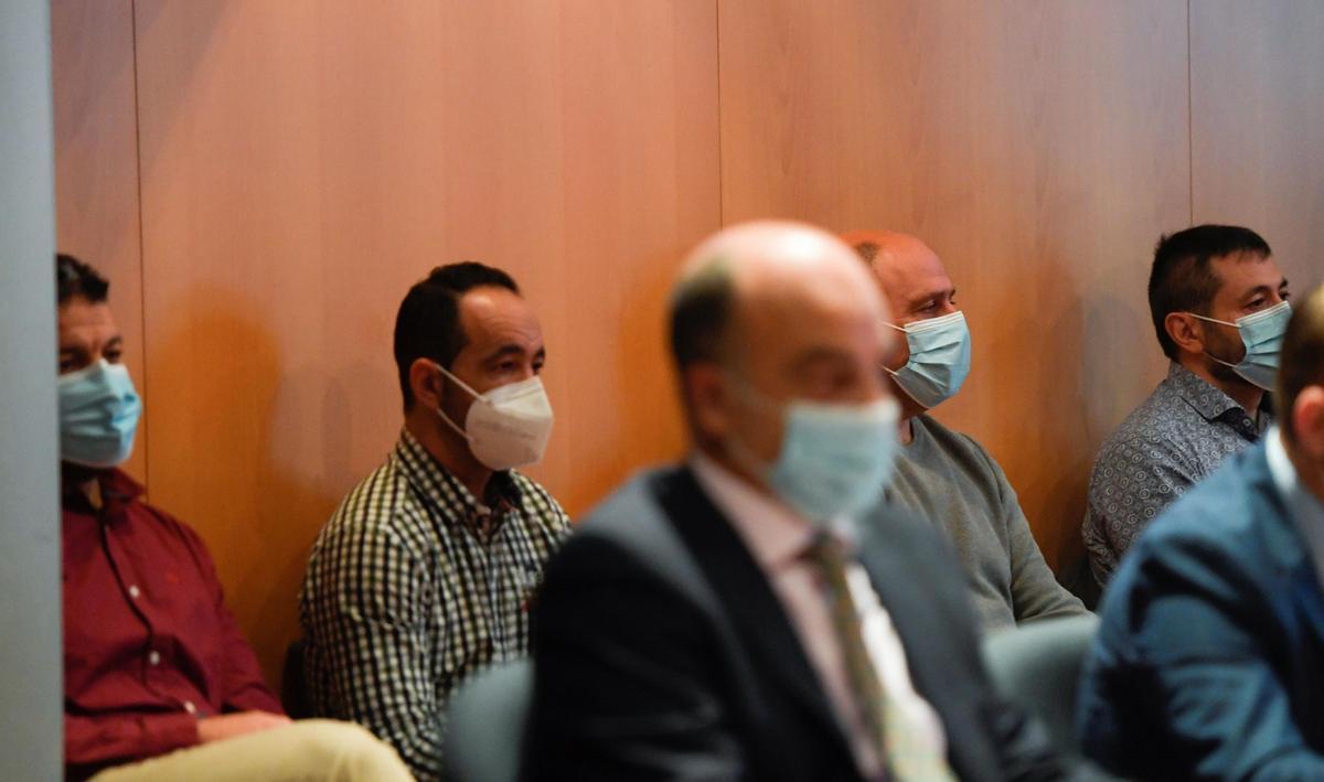 Los cuatro acusados, detrás de sus abogados durante la sesión de este viernes en la Audiencia Provincial de Oviedo. EFE/Eloy Alonso