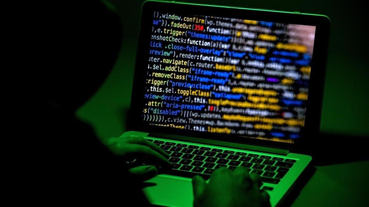 Una persona utiliza un ordenador portatil en Moers Alemania hoy 4 de enero de 2019 Un grupo de hackers todavia no identificados ha publicado en internet datos personales de numerosos politicos alemanes. Una persona utiliza un ordenador portatil en Moers Alemania hoy 4 de enero de 2019 Un grupo de hackers todavia no identificados ha publicado en internet datos personales de numerosos politicos alemanes.
