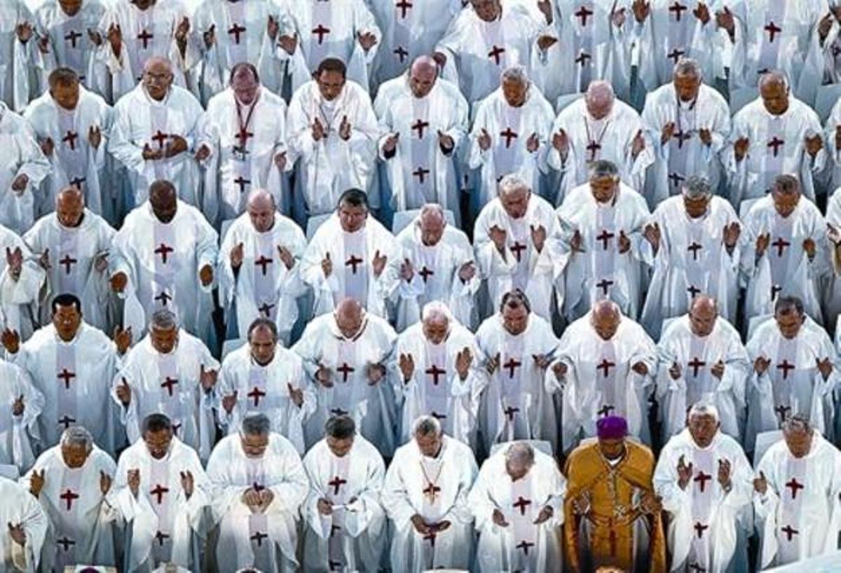 Algunos de los 8.000 sacerdotes que concelebraron la eucaristía en la misa. Algunos de los 8.000 sacerdotes que concelebraron la eucaristía en la misa.