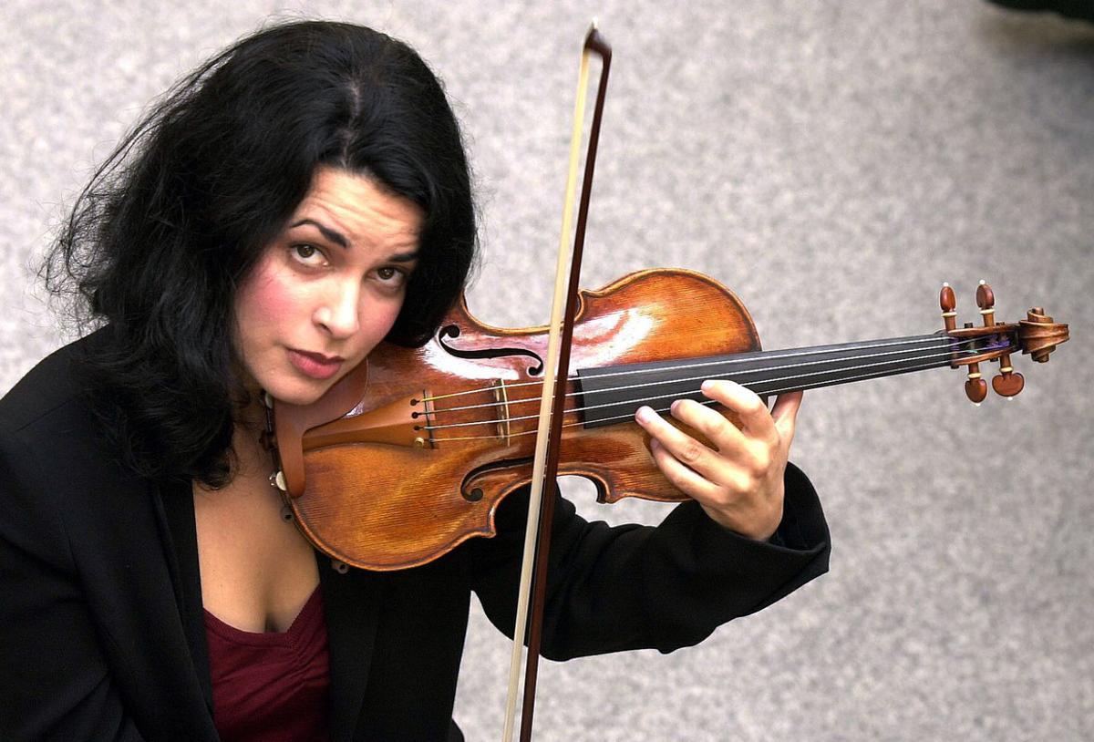La violinista Priya Mitchell, con un ’Stradivarius’, en Kensington (Londres), en una imagen del 2002.