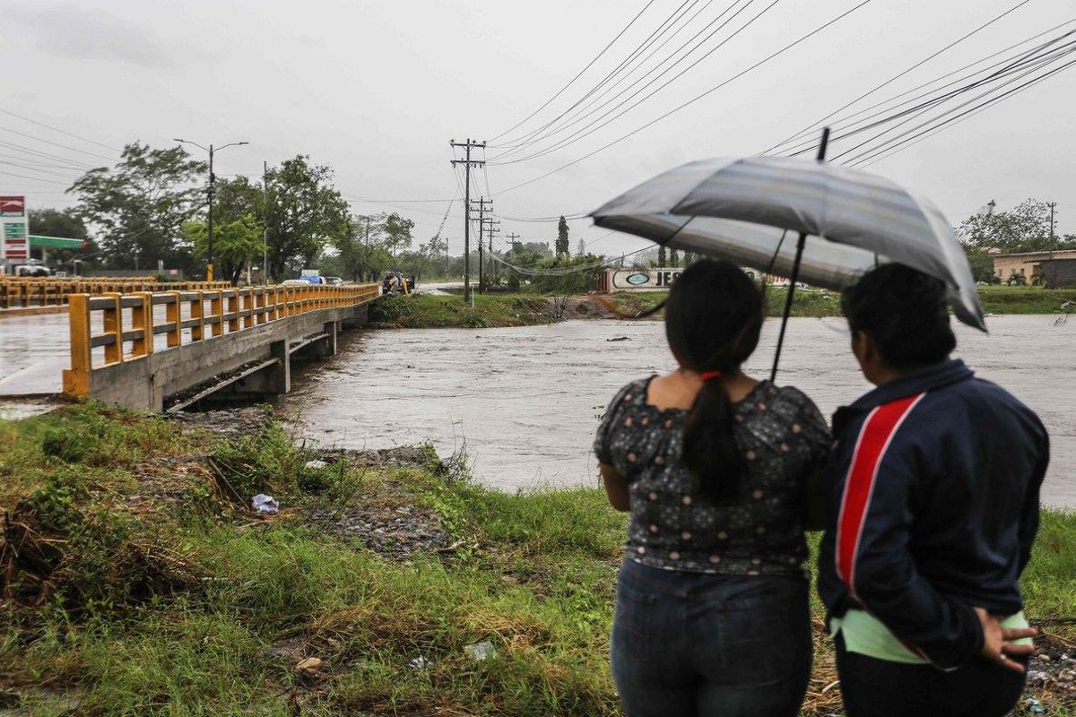 Se prevé que la tormenta salga a primeras horas del miércoles al Pacífico por el extremo oriental de El Salvador. Se prevé que la tormenta salga a primeras horas del miércoles al Pacífico por el extremo oriental de El Salvador.