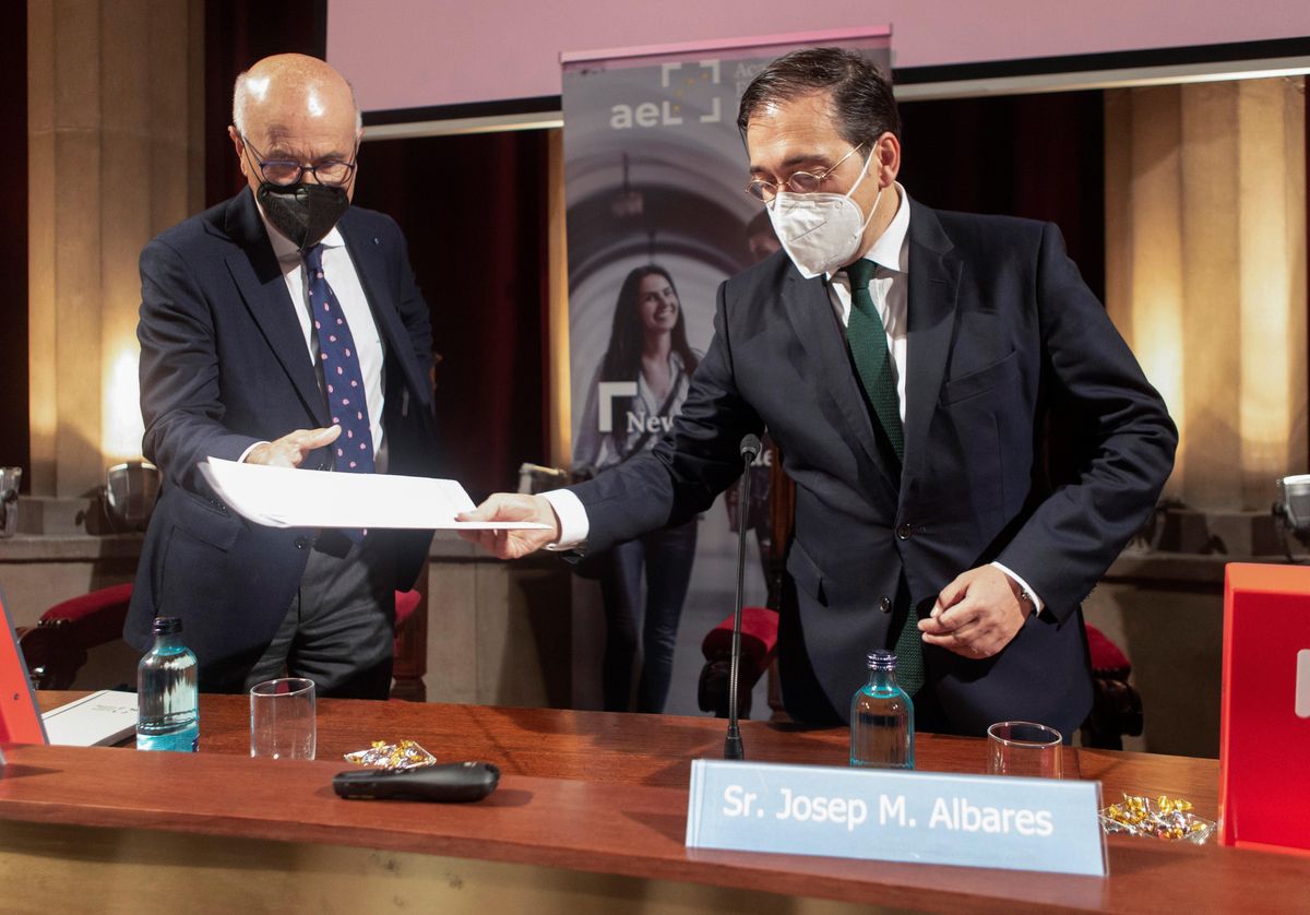 El ministro de Asuntos Exteriores, José Manuel Albares, y el exlíder de Unió Josep Antoni Duran Lleida, este viernes durante la inauguración de las sesiones del programa de liderazgo para la Europa del Siglo XXI organizado por la Academia Europea Leadership. El ministro de Asuntos Exteriores, José Manuel Albares, y el exlíder de Unió Josep Antoni Duran Lleida, este viernes durante la inauguración de las sesiones del programa de liderazgo para la Europa del Siglo XXI organizado por la Academia Europea Leadership.