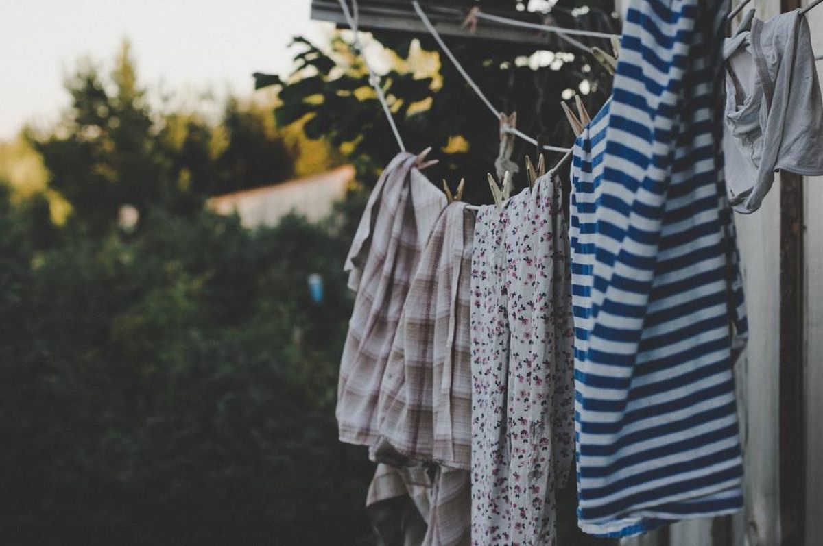 Tareas como tender la ropa suelen recaer en las mujeres. Tareas como tender la ropa suelen recaer en las mujeres.