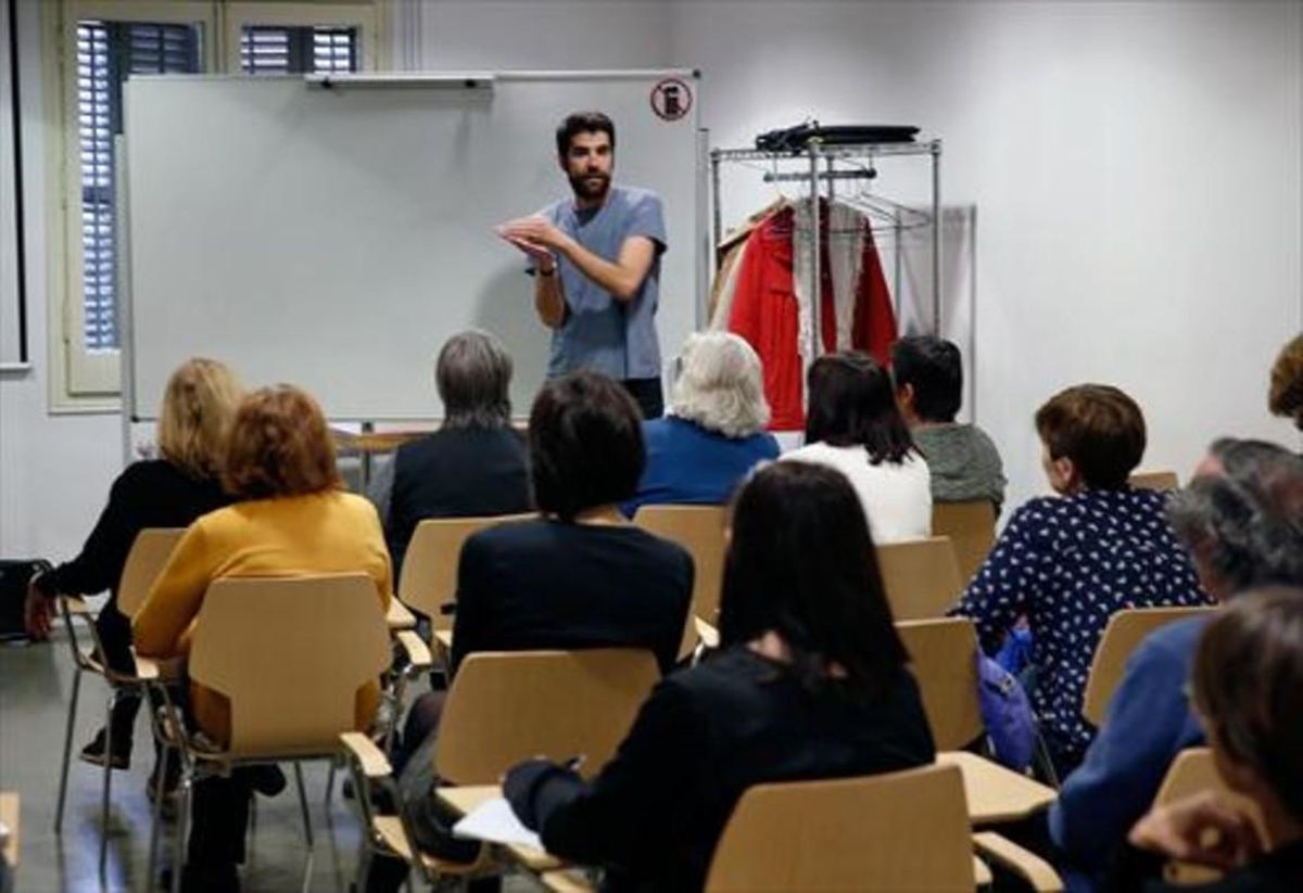 Sesión del taller ’Les tendències de l’art actual’, en La Casa Elizalde. Sesión del taller ’Les tendències de l’art actual’, en La Casa Elizalde.