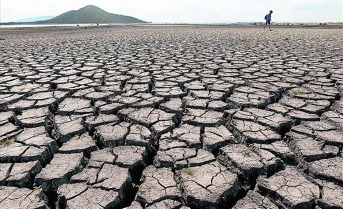 El mayor embalse del interior de Tailandia, el Pasak Cholasit, completamente seco en una imagen del 2010. El mayor embalse del interior de Tailandia, el Pasak Cholasit, completamente seco en una imagen del 2010.