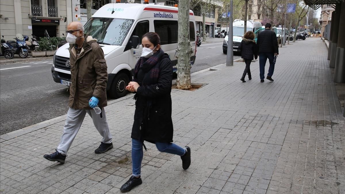Transeúntes con mascarillas por las calles de Barcelona. Transeúntes con mascarillas por las calles de Barcelona.
